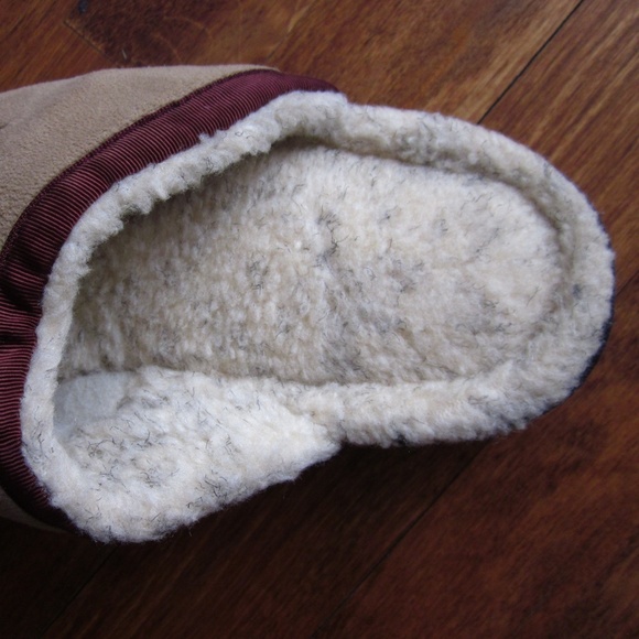 NWOT Isotoner - Flower Embroidered Slippers - Picture 6 of 6